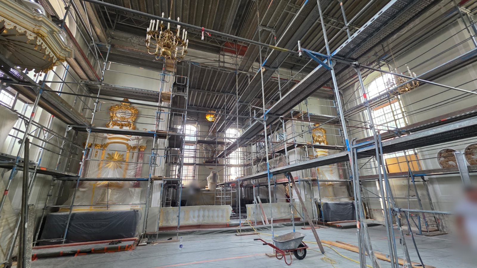 Gerüsttürme im Innenraum einer Kirche während der Restaurierung – Wunderlich Gerüstbau