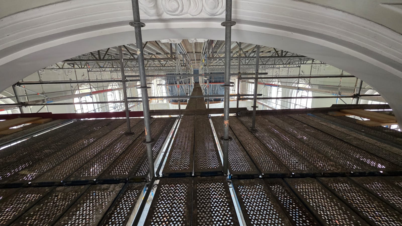 Arbeitsbühne im Gewölbebogen einer Kirche – Innengerüst von Wunderlich Gerüstbau