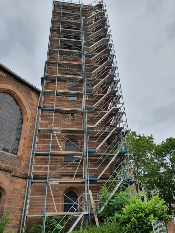 Voll eingerüsteter Sandstein-Kirchturm – Gerüstbauprojekt der Wunderlich Gerüstbau GmbH